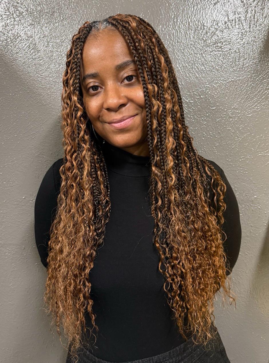 Front-view-mixed-black-and-brown-Long-Boho-Knotless-Braids-with-soft-loose-curls